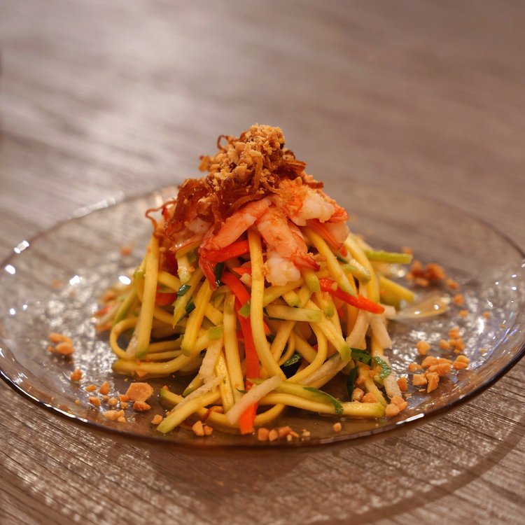 Green mango salad with shrimp and peanuts