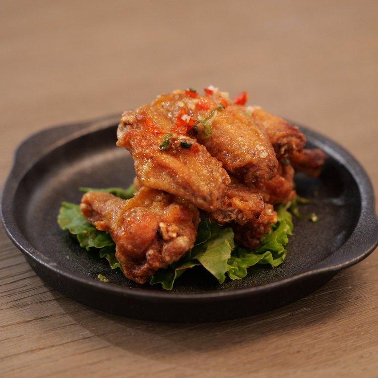 Deep fried chicken wings with chili