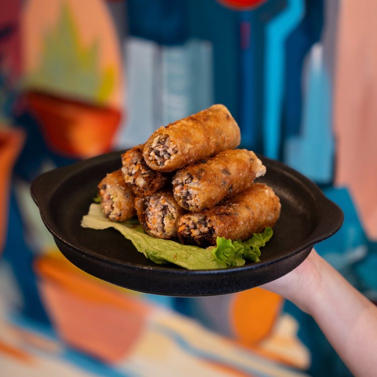 Mámì's famous crispy spring rolls